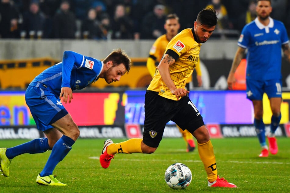 Marco Terrazzino (r.) vor dem Darmstädter Matthias Bader am Ball.