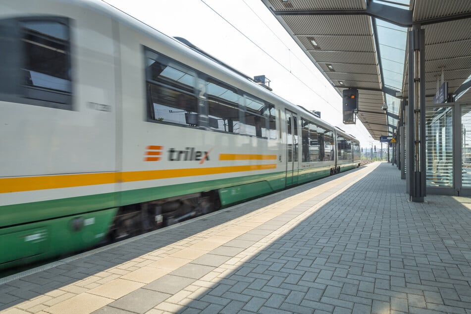 Ein Mann (31) hat in einem Trilex drei junge Frauen (alle 21) sexuell belästigt. (Symbolfoto)