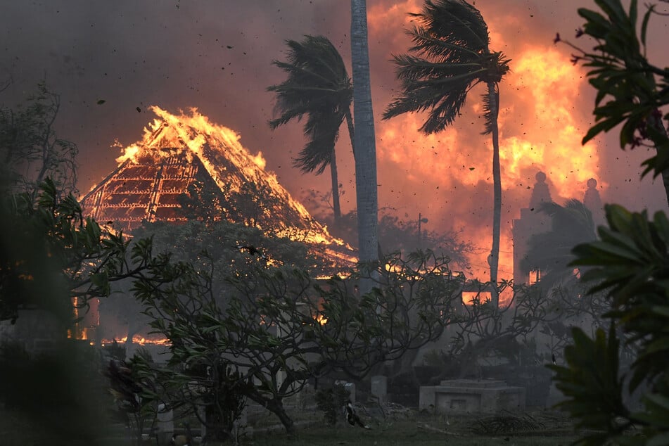 Flammeninferno im Urlaubs-Paradies: Mindestens 36 Tote, Tausende ohne Strom