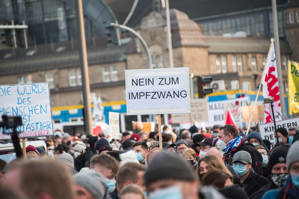 Menschen demonstrieren in Hamburg gegen die geltenden Corona-Maßnahmen.