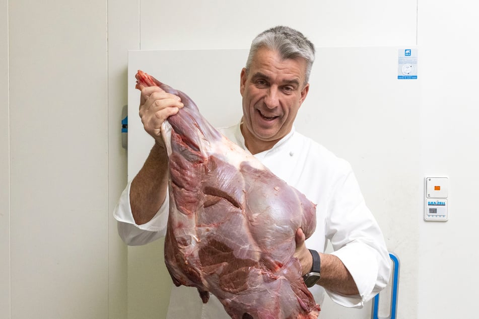 Stolz zeigt Gerd Kastenmeier die Keule eines Rothirsches.