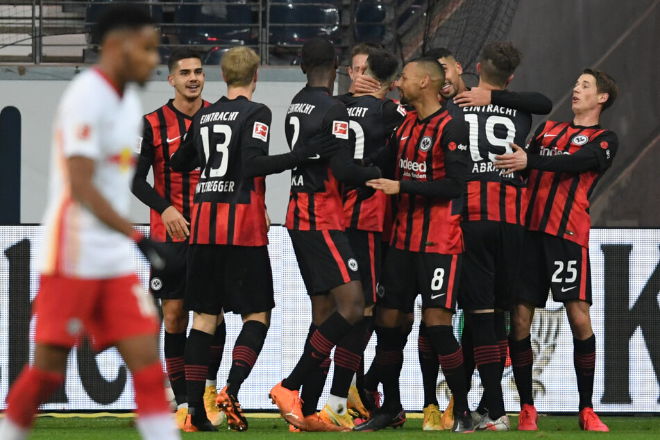 Die Kicker der Eintracht bejubeln den Treffer zum 1:0 gegen RB Leipzig durch Aymen Barkok (3.v.r.).