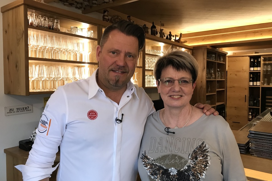 TV-Koch Mike Süsser (51) besuchte die Gaststätte "Holzwurm" in Seiffen, die von Yvonne Reichelt betrieben wird.