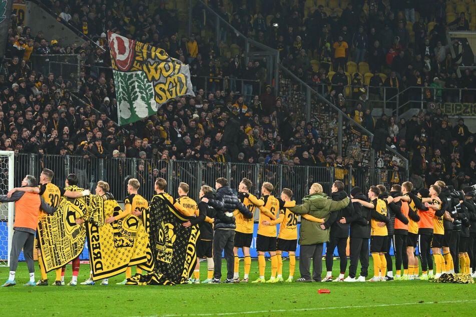 Nach dem Gala-Sieg gegen Arminia Bielefeld traten die Dynamo-Profis vor den heimischen K-Block, gemeinsam mit den eigenen Fans wurde gefeiert.