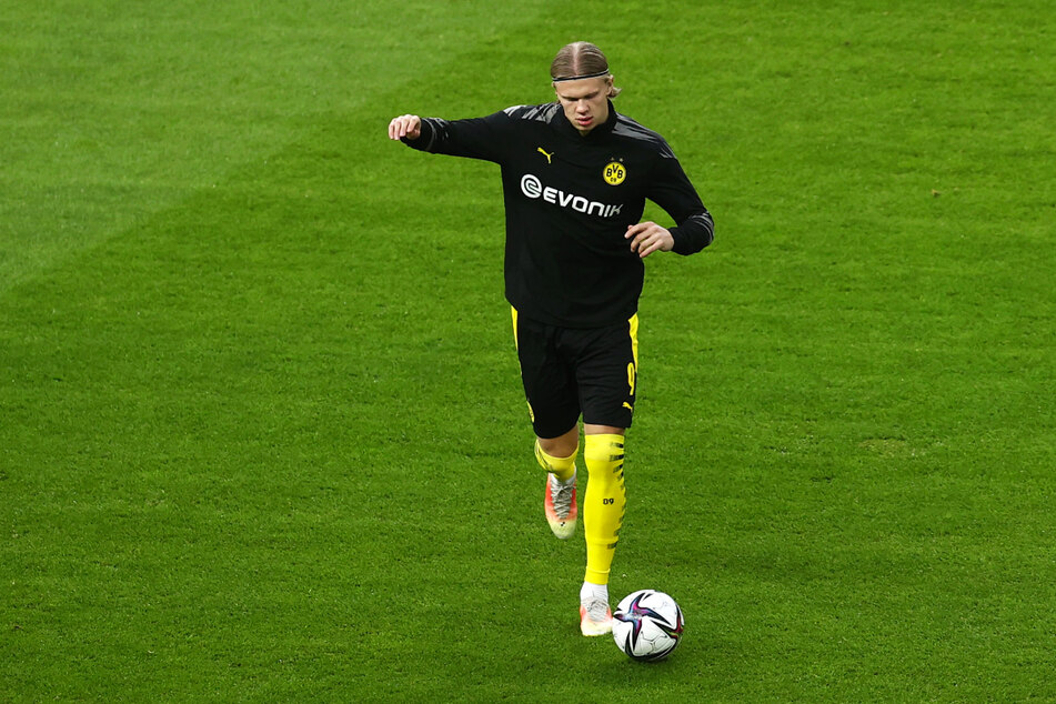 Erling Haaland (20) wärmt sich vor dem Spiel im Berliner Olympiastadion auf. Der norwegische Sturmbulle steht in der Startaufstellung von Borussia Dortmund.