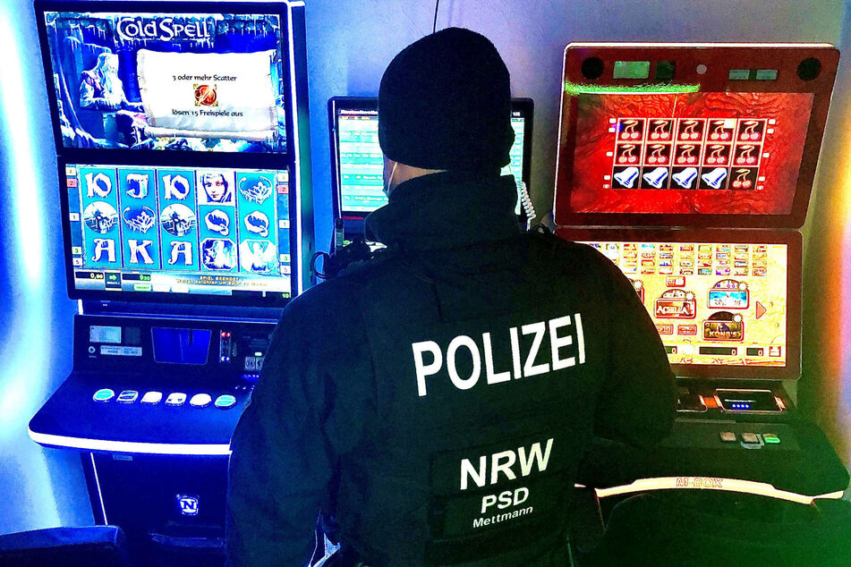 Die Polizei Mettmann stellte nach einem Einsatz in mehreren Objekten in Langenfeld vier illegale Geldspielautomaten sicher.