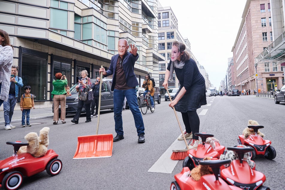 Klimaschützer protestieren am Montag mit Bobby-Cars auf der Friedrichstraße in Berlin.