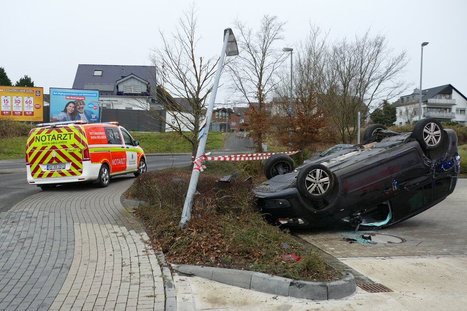 Die 74-Jährige konnte sich selbstständig nicht aus ihrem Wagen befreien.