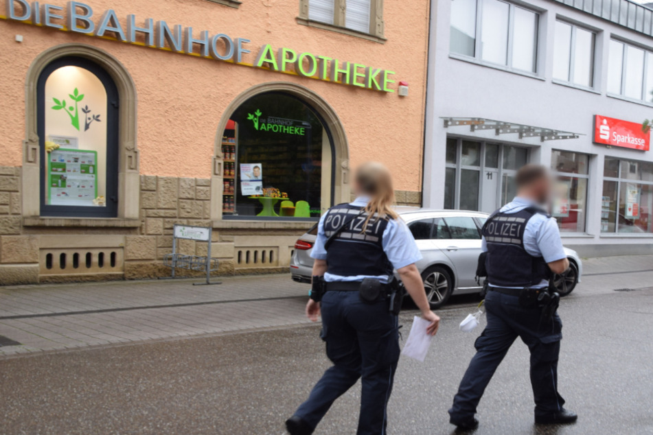 Die Polizei vor der Apotheke in Bad Rappenau.