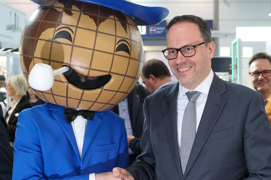 Die SPD setzt offenbar alle Hoffnungen auf ihn: Wirtschaftsminister Dirk Panter (52), hier mit dem Messemännchen, ist der interne OB-Favorit der Partei.