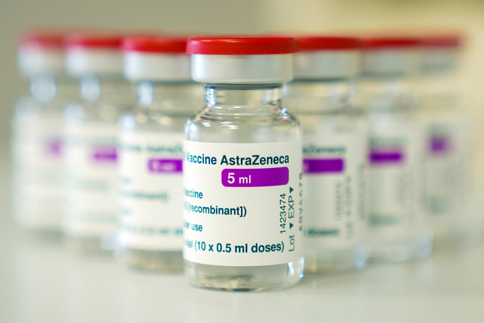 Auf einem Tisch liegen bzw. stehen Spritzen und Ampullen mit dem Covid-19 Impfstoff des schwedisch-britischen Pharmakonzerns AstraZeneca.