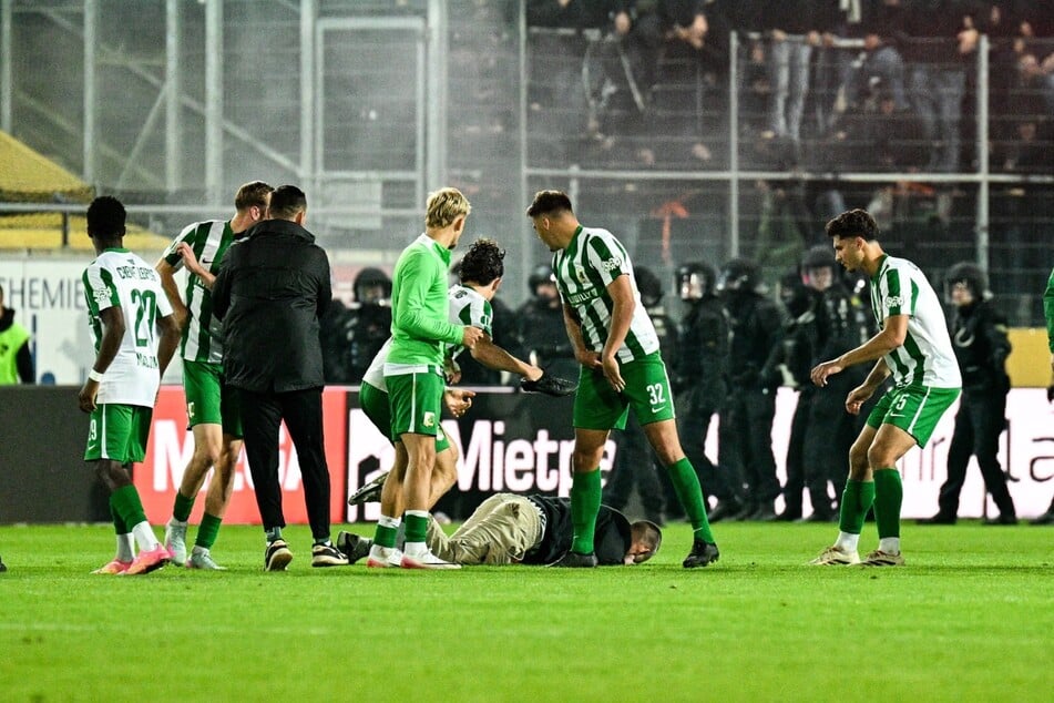 Bei dieser Szene in Halle hat der NOFV wohl nicht so genau hingeschaut und Weigel mit Aliji verwechselt.