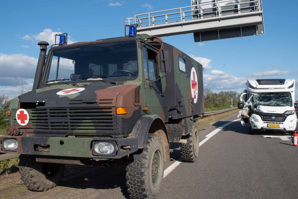 Unfall A4: Wohnmobil kracht auf A4 in Bundeswehr-Unimog