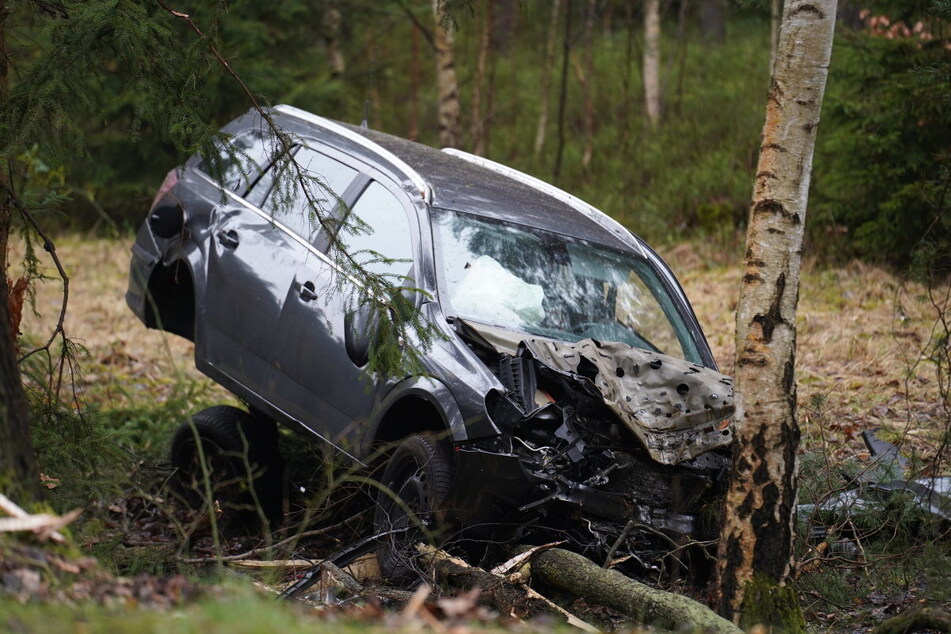 Ein 20-Jähriger krachte am Donnerstagmorgen nahe Niesky mit seinem Opel Astra gegen mehrere Bäume.