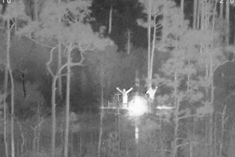 Durch das Feuer und das wilde Winken von Vater und Sohn wurde das Rettungsteam auf ihren Standort aufmerksam.