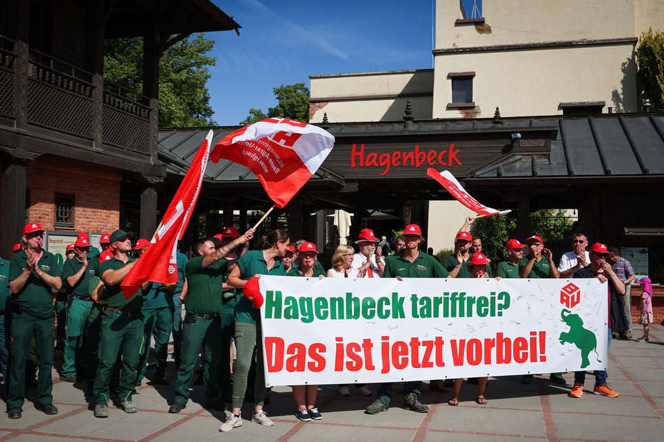 Mitarbeiter des Hamburger Tierparks Hagenbeck standen schon im August 2022 bei einem Warnstreik vor dem Eingang des Zoos.