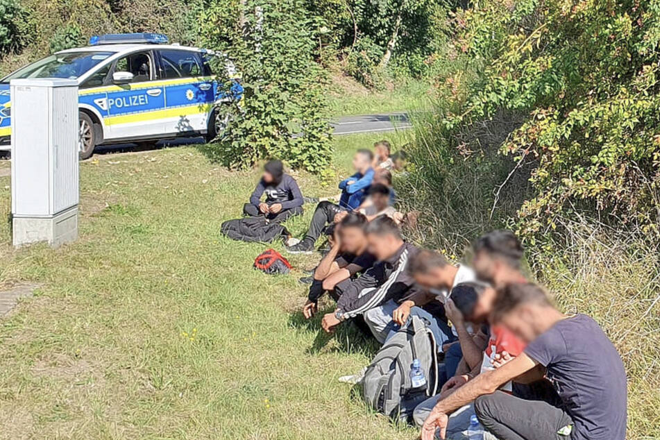 Dresden: Sie versuchten noch, sich zu verstecken: Polizei stoppt Geschleuste mit Kindern an Autobahn