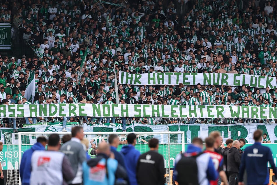 Die Fürth-Fans machten ihrem Unmut zum Abschluss der letzten Saison nach dem Sieg gegen den HSV mit einem Banner Luft.