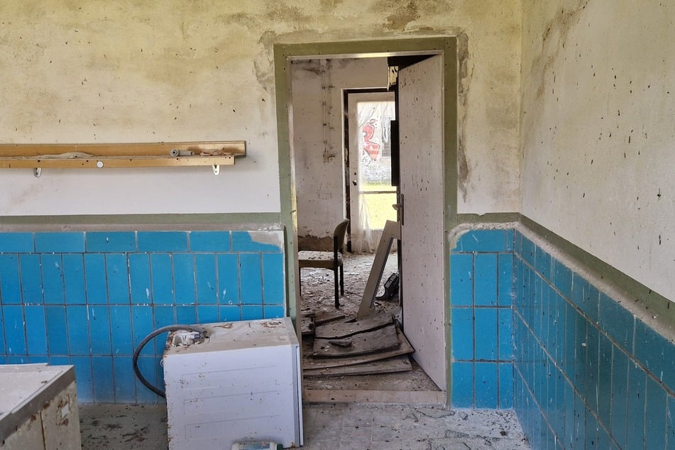 Hier kann keiner mehr waschen: Der Sanitärtrakt vom Betriebsferienheim ist inzwischen verwüstet, Waschmaschinen sind umgekippt.