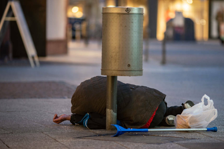 Ohne öffentliches Leben verlieren Obdachlose ihre Möglichkeit, durch Betteln oder das Sammeln von Pfandflaschen Geld zu verdienen (Archivbild).