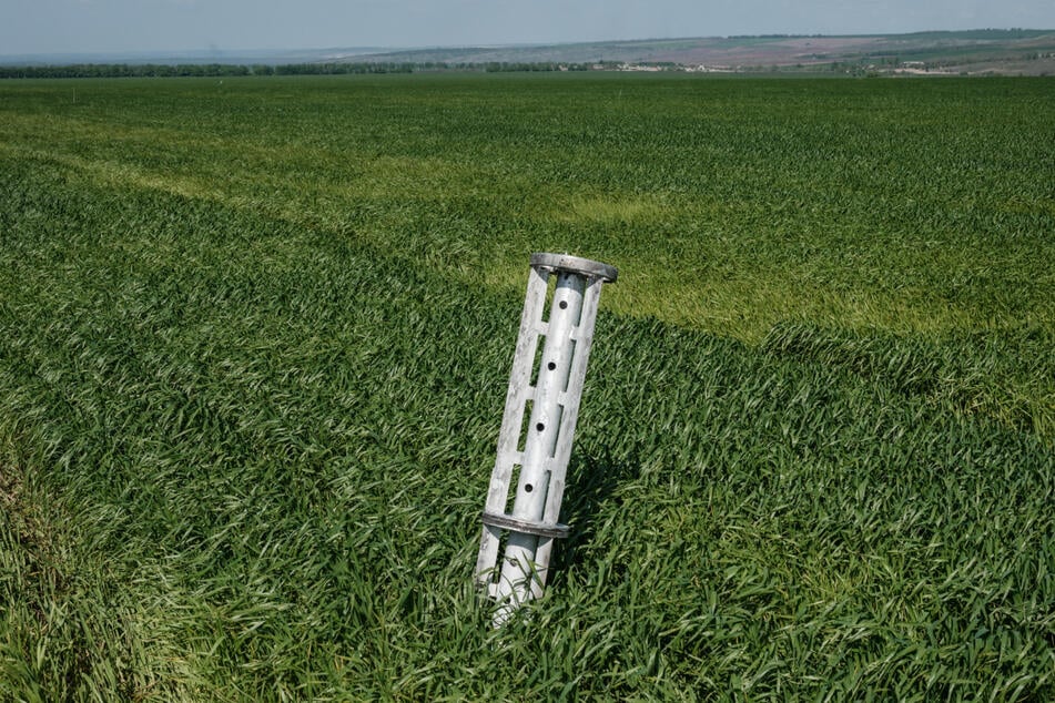 Die Überreste einer mutmaßlich russischen Streubombe stecken in einem Feld bei Lyssytschansk (Oblast Luhansk). Dieses Bild wurde im Mai 2022 aufgenommen.