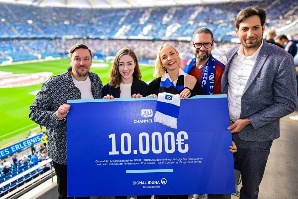 Gute Stimmung im Stadion noch vor dem Sieg des HSV beim Hamburger Stadtderby. Von links nach rechts: Fabian Narkus, Ideengeber von Channel Aid, Marieke Patyna, Vorstandsmitglied HSV-Stiftung, Moderatorin Janin Ullmann, DJ Kai Schwarz und Alexander Breitkopf, Generalagent der "Signal Iduna Gruppe".