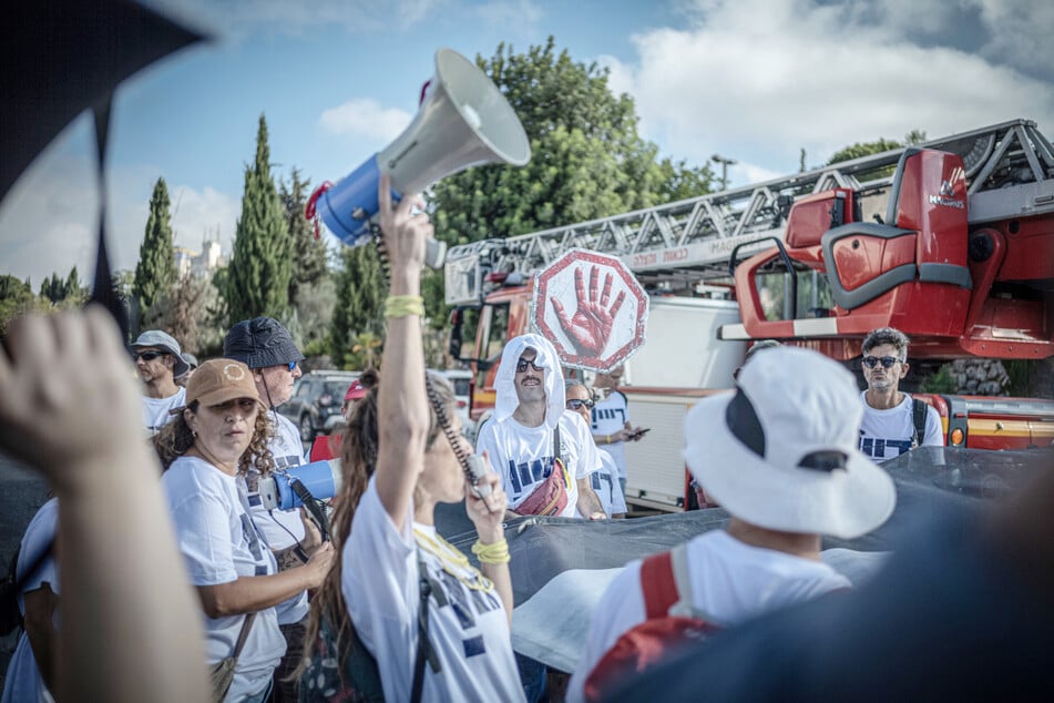 Israelis protestieren in Jerusalem und fordern ein Ende der israelischen Angriffe auf den Gazastreifen, die Freilassung der israelischen Geiseln und ein Ende des Krieges.