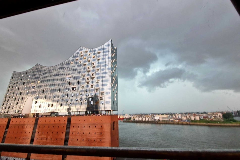 Heftige Gewitter wüten über der Elbe in Hamburg.