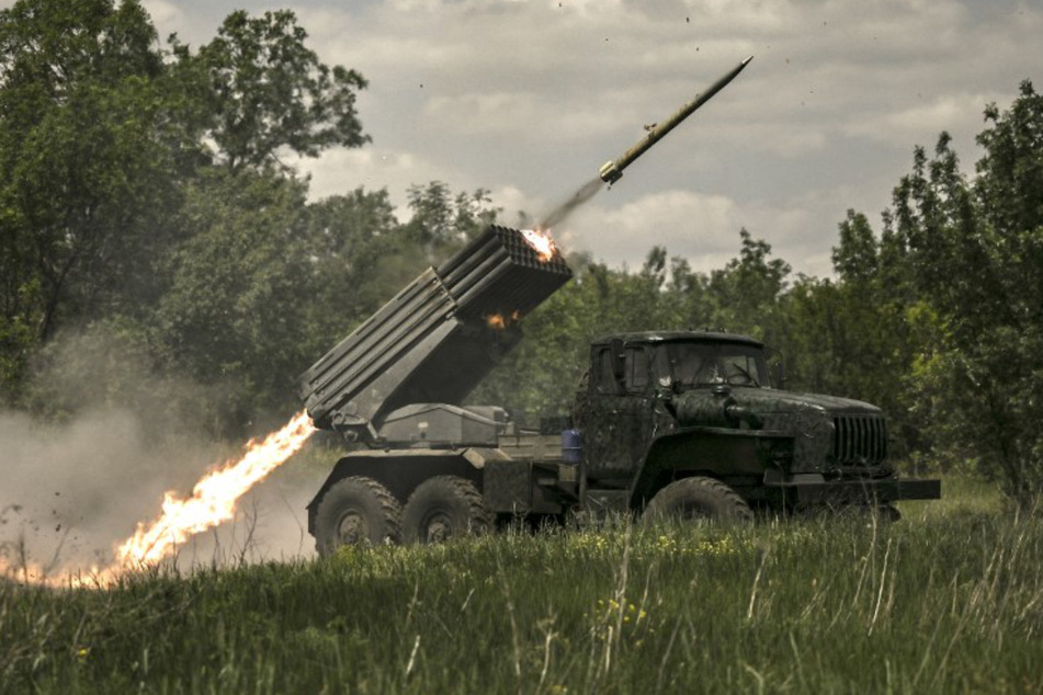 Ukrainische Artillerie feuert auf russische Positionen. Doch der Kreml soll Fortschritte in der Region Charkiw machen.