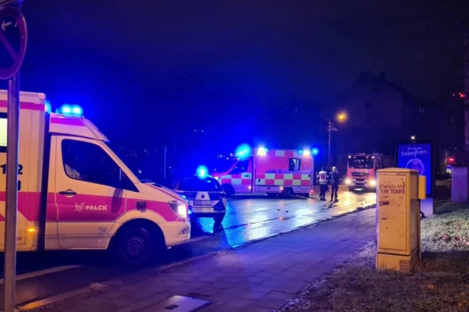 Nach der Messerstecherei eilten Einsatzkräfte von Rettungsdienst, Polizei und Feuerwehr zum Tatort. Zwei Menschen wurden lebensgefährlich verletzt.