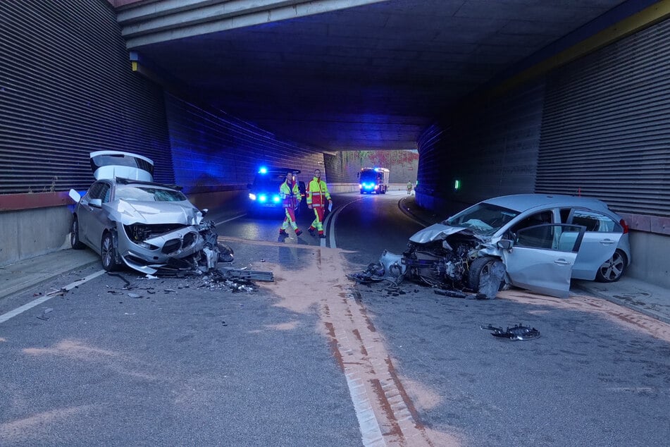Auf der Tschirnhausstraße hat es am Samstagabend geknallt. Ein BMW und ein Kia knallten frontal zusammen.