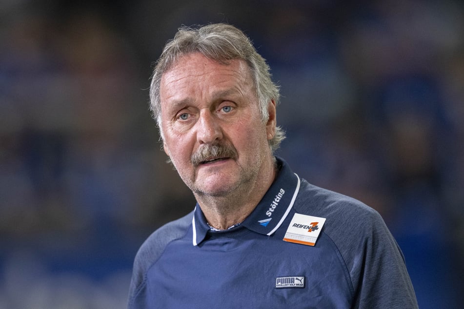 Auch Trainer-Legende Peter Neururer (69) gehört dem Team der Opposition an.