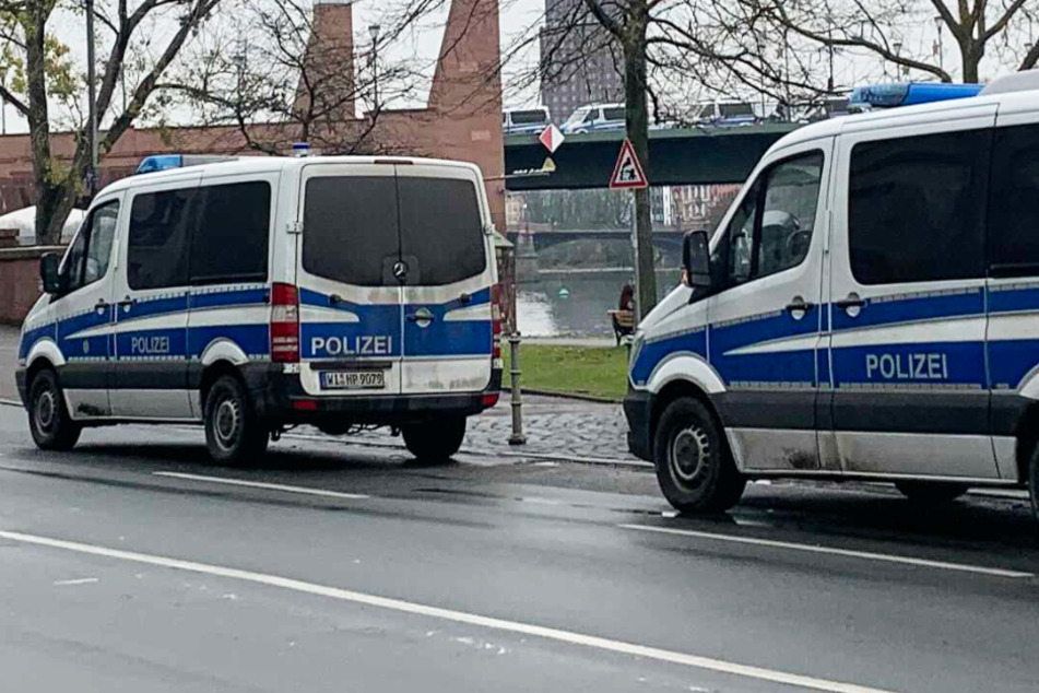 Auch am Mainufer in der Frankfurter Innenstadt ist die Polizei mit zahlreichen Einsatzkräften präsent.