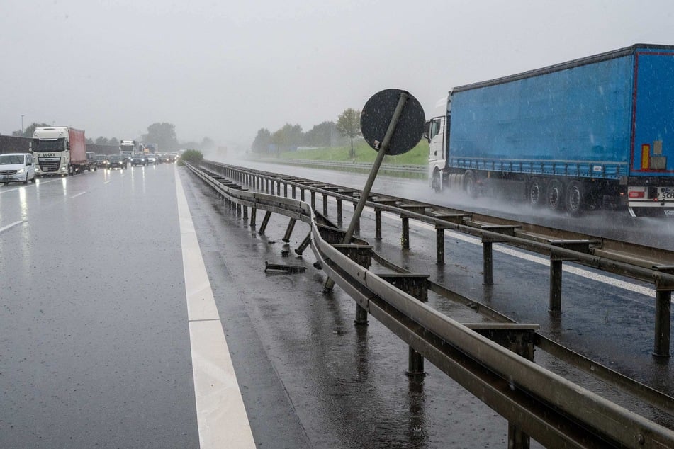 Während der Bergung samt Schadensaufnahme konnte der Verkehr nur über den Standstreifen rollen.