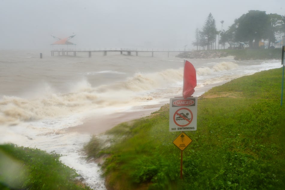 Das normalerweise schön anzusehende Strandufer in Townsville sieht etwas ramponiert aus. Der Norden von Queensland wird seit Tagen von sintflutartigen Regenfällen heimgesucht.