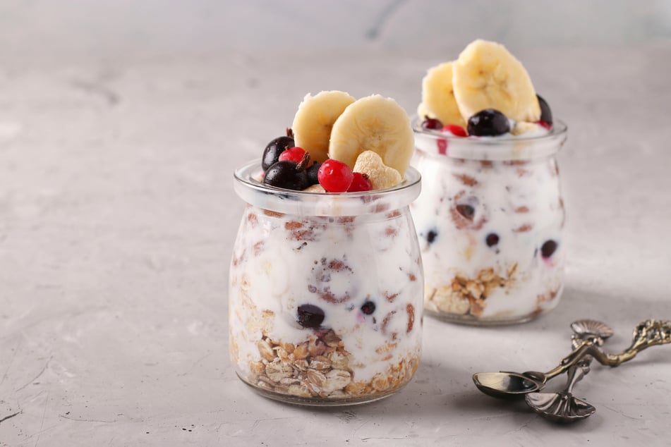 Saisonales Obst, Samen und Nüsse ergänzen die Overnight Oats perfekt.