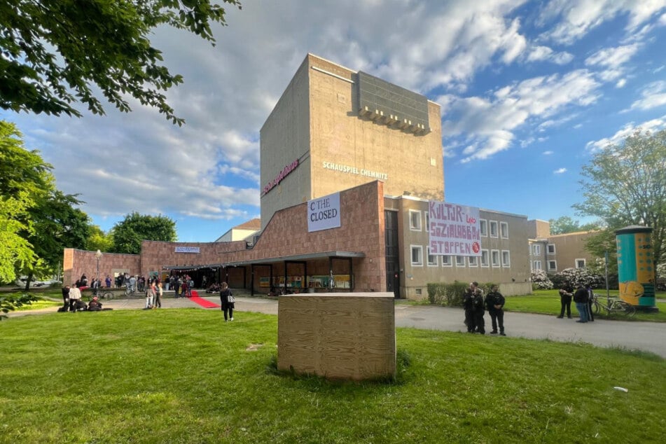 Aktivisten der linken Kulturszene haben das Chemnitzer Schauspielhaus besetzt.