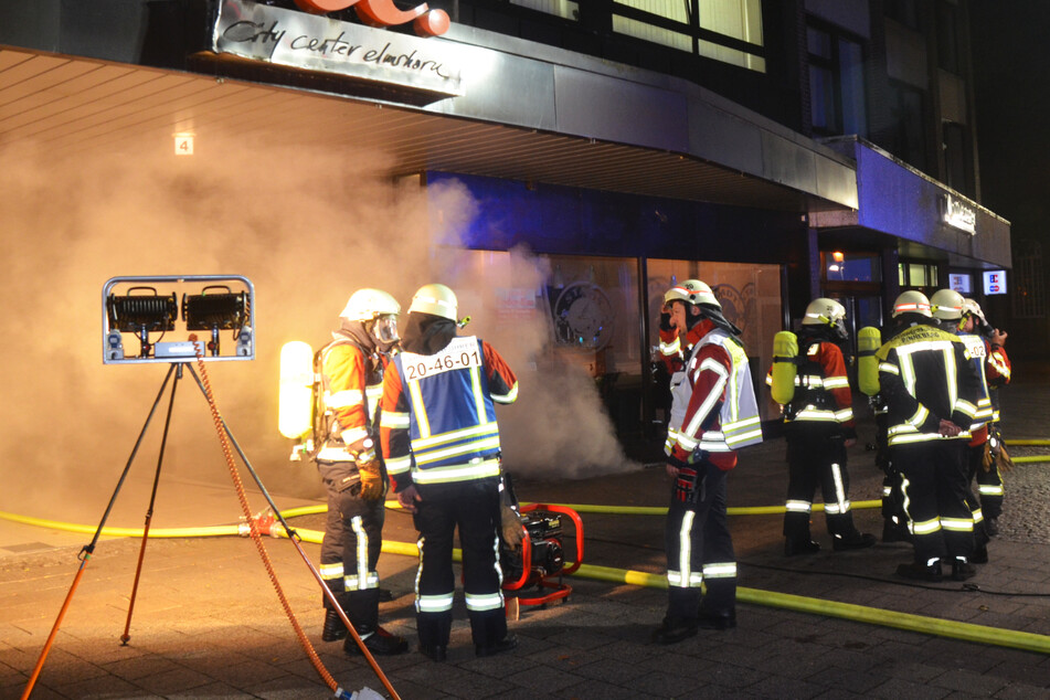 Kellerbrand in Wohn- und Geschäftshaus! Feuerwehr im Großeinsatz