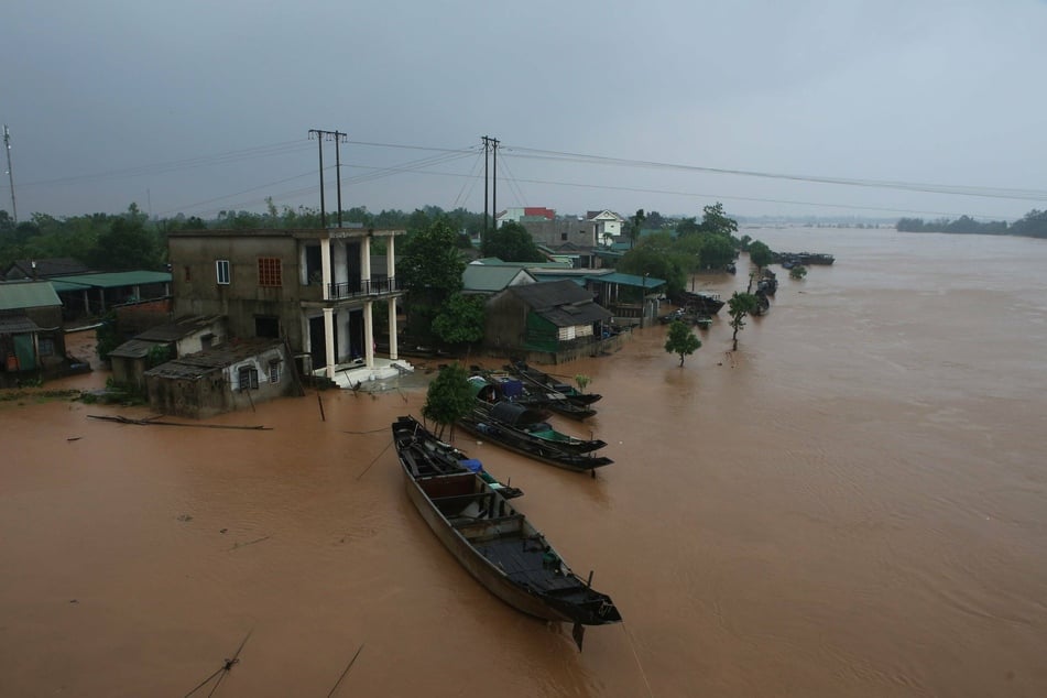 Several houses in Quang Sri are under water.