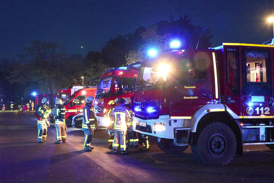 Brand in Sporthalle löst Großeinsatz der Feuerwehr aus - Hoher Sachschaden