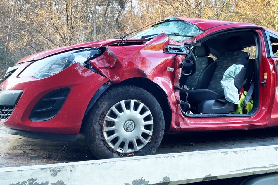 Unfall bei Kaiserslautern: Feuerwehr muss verletzte Frau aus Autowrack befreien