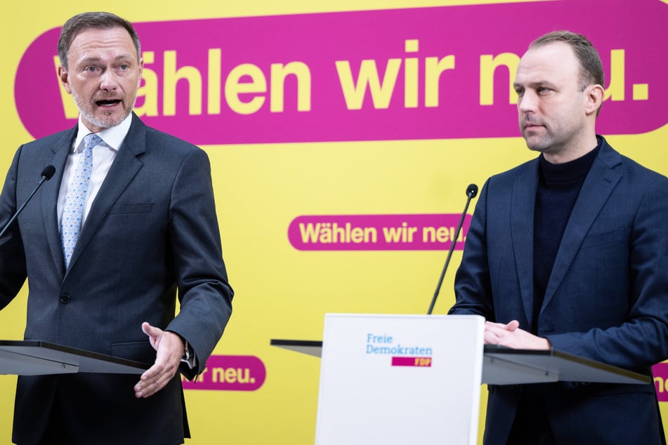 Nach der Wiederholungswahl in Berlin stehen FDP-Chef Christian Lindner (44, l.) und der Spitzenkandidat der Berliner FDP, Sebastian Czaja (39), gemeinsam auf der Bühne.