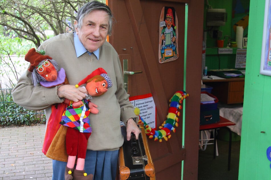 Mit Koffer und Puppen im Arm verlässt Stefan Flinner (75) sein Reich: das Zoo-Kaspertheater.
