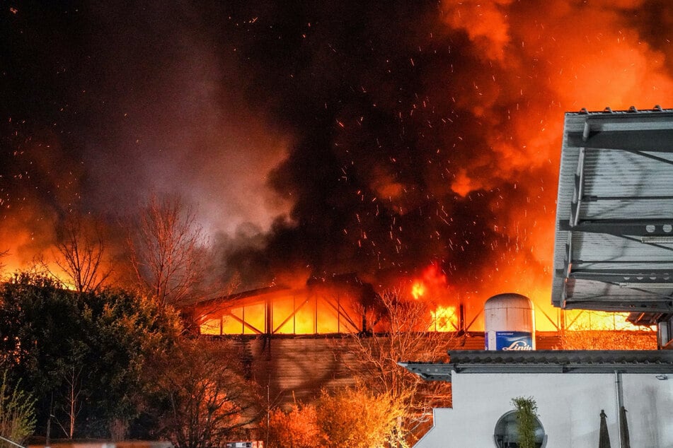Das Gebäude der Firma Alba in Waiblingen steht in Flammen.