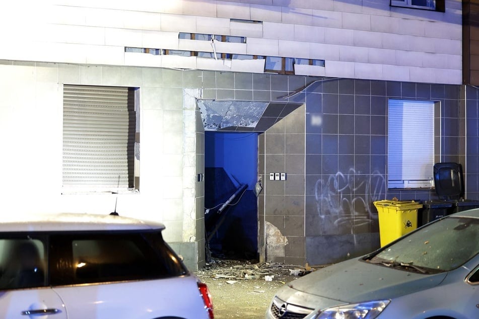 Durch die Detonation am Eingang des Mehrfamilienhauses wurden auch mehrere parkende Autos beschädigt.