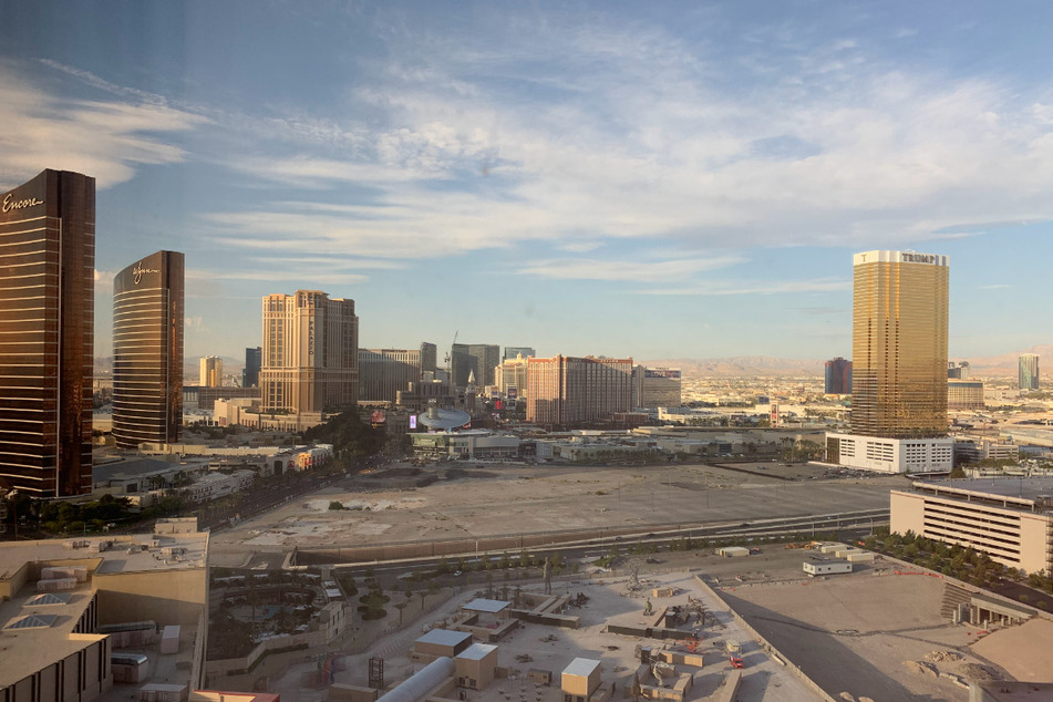 Blick aus dem Hotelzimmer. Tagsüber findet sich zwischen den vielen Hotels und dem Luxus noch immer jede Menge Brachland. Gegenüber rechts übrigens zu sehen: das Trump-Hotel in Las Vegas.