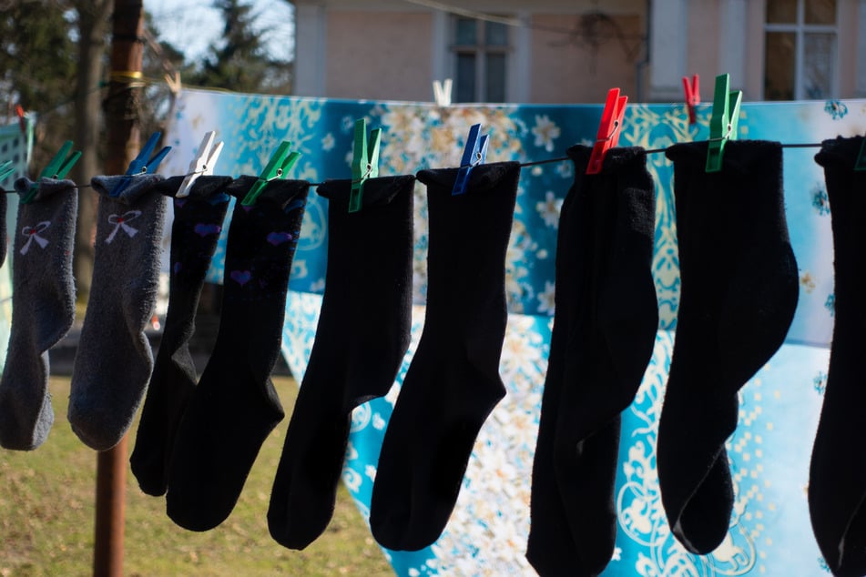 Gewaschene Socken lässt man am besten an der Wäscheleine trocknen.