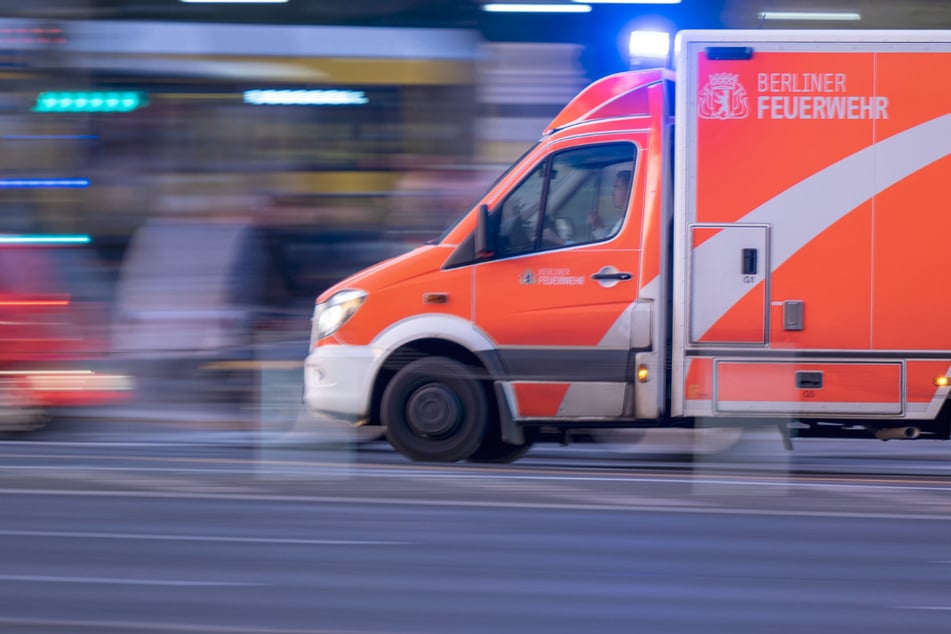 Der Schwerverletzte wurde in ein Krankenhaus gebracht. (Symbolbild)