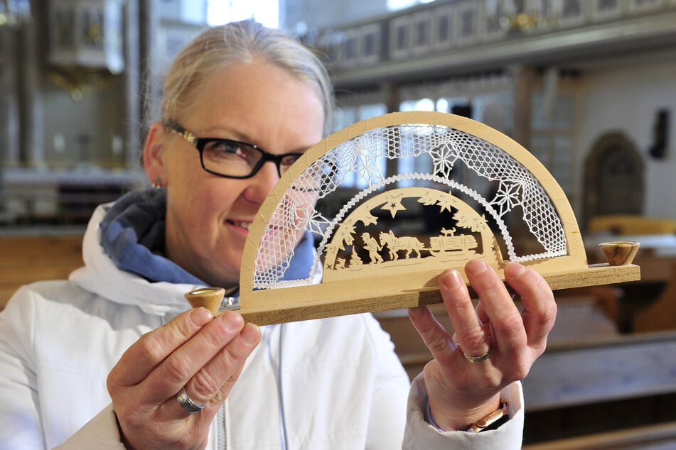 Bärbel Raatz (45) präsentiert eines der kleineren Unikate der Ausstellung.