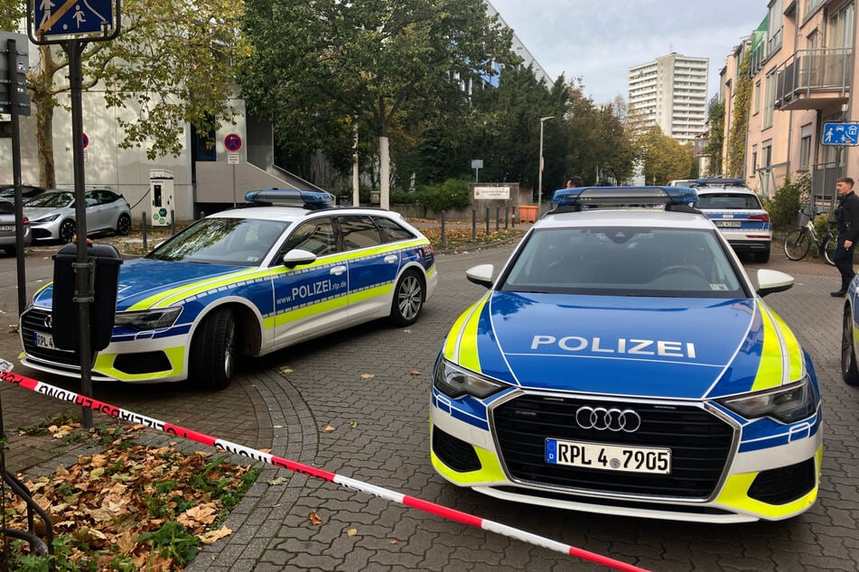 Die Schüler hatten zunächst in den Klassenräumen bleiben müssen. Erst nachdem die Polizei die Bereiche gesichert hatte, konnten die Kinder und Jugendlichen das Gebäude nach und nach verlassen.